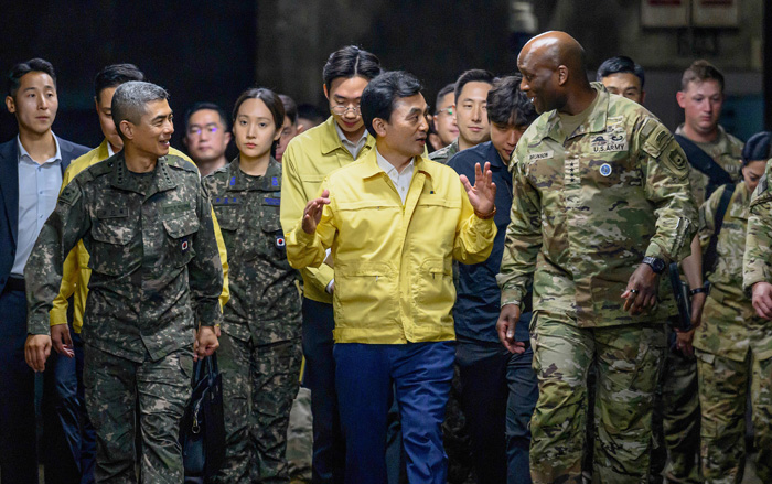 ▲ 안규백 국방부 장관이 지난해 8월 20일 한미연합군사령부 전시지휘소를 찾아 브런슨 주한미군사령관 겸 한미연합사령관, 강신철 한미연합사 부사령관과 대화하며 이동하는 모습. ⓒ뉴시스