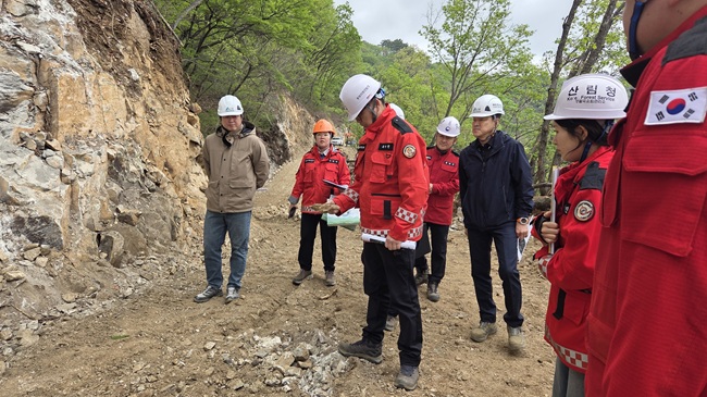 ▲ 최수천 동부지방산림청장이 임도 사업지에서 바닥에 위험요인을 점검하고 있다. ⓒ동부지방산림청