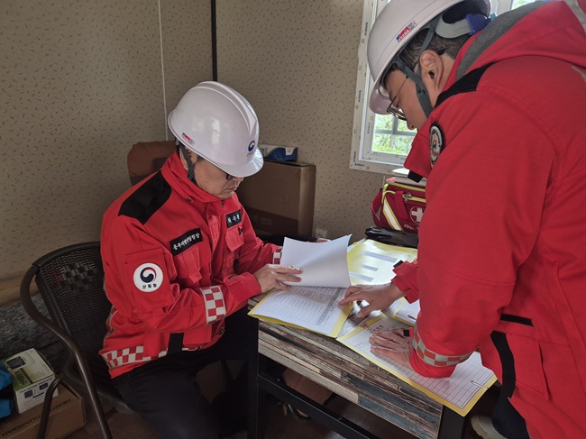 ▲ 최수천 동부지방산림청장이 임도사업 전 안전관련 서류를 점검하고 있다. ⓒ동부지방산림청