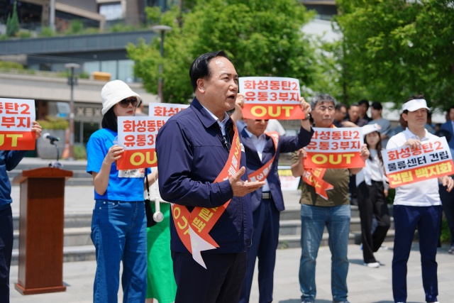 ▲ 시장 시절, 화성동탄 물류센터 건립 반대집회에 나선 이권재 예비후보(자료사진)ⓒ이권재 선거캠프 제공