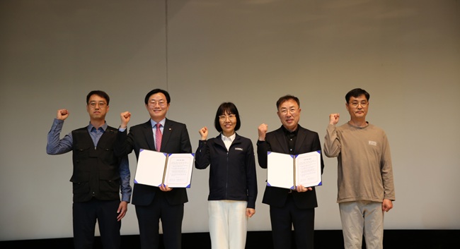 ▲ 좌측부터 박문수 한전 강릉지사 대리, 신철호 한전 강릉지사장, 문세원 고용노동부 강릉지청장, 안재홍 진일전기 대표, 이용군 진일전기(주) 부장 ⓒ한전 강원본부