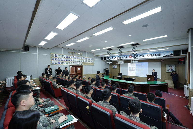 ▲ 이석연 국민통합위원장이 지난 27일 44년 전 정훈장교로 복무했던 제5보병사단을 방문해 정신전력 강화 정훈교육 및 전방 지역 시찰 일정을 진행했다. ⓒ국민통합위원회