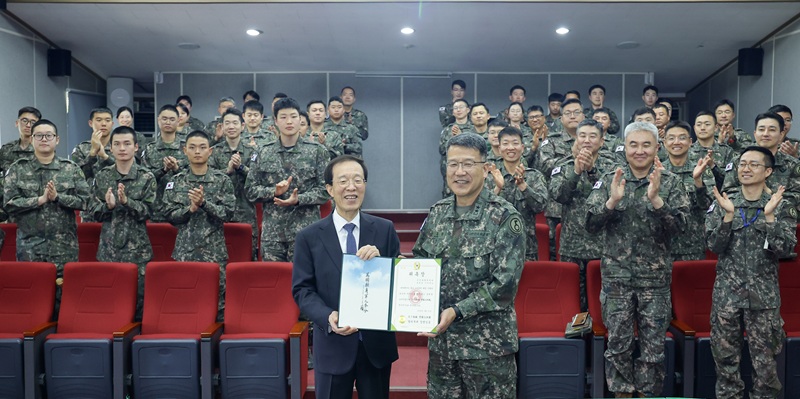 ▲ 이석연 국민통합위원장이 지난 27일 44년 전 정훈장교로 복무했던 제5보병사단을 방문해 정신전력 강화 정훈교육 및 전방 지역 시찰 일정을 진행했다. ⓒ국민통합위원회