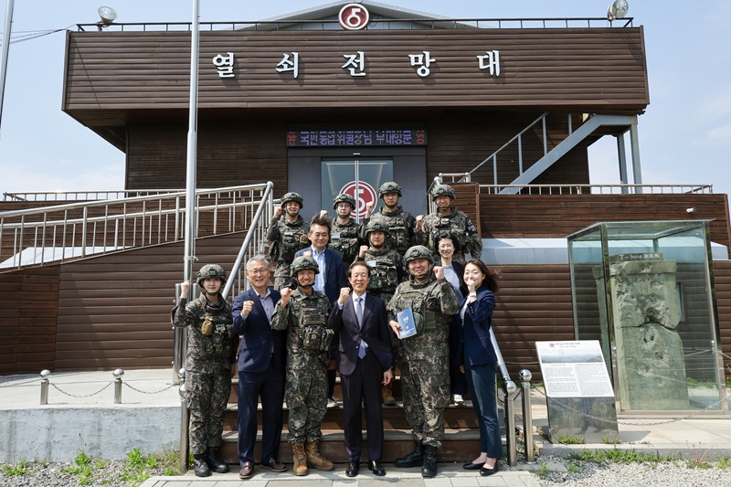 ▲ 이석연 국민통합위원장이 지난 27일 44년 전 정훈장교로 복무했던 제5보병사단을 방문해 정신전력 강화 정훈교육 및 전방 지역 시찰 일정을 진행했다. ⓒ국민통합위원회