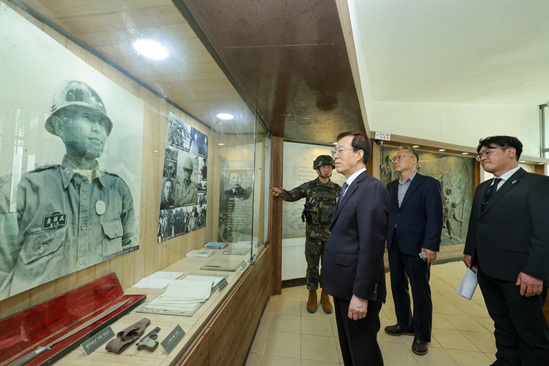 ▲ 이석연 국민통합위원장이 지난 27일 44년 전 정훈장교로 복무했던 제5보병사단을 방문해 정신전력 강화 정훈교육 및 전방 지역 시찰 일정을 진행했다. ⓒ국민통합위원회