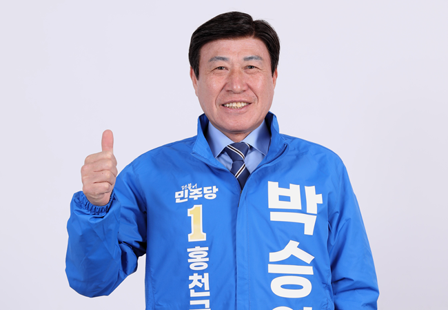 ▲ 박승영 더불어민주당 홍천군수 후보가 28일 홍천군 재향군인회장 이취임식에 참석해 신임 회장에 대한 축하와 이임회장의 노고에 대한 감사를 전했다. ⓒ박승영 후보 캠프 제공