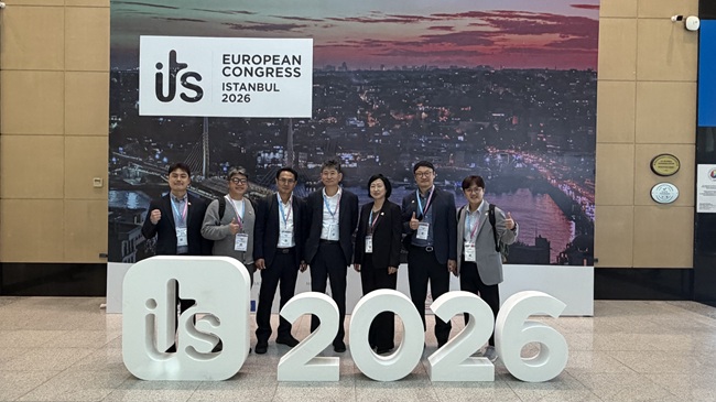 ▲ 강원 강릉시가 지난 27일부터 튀르키예 이스탄불 콩그레스 센터에서 개최 중인 '2026년 제17회 이스탄불 ITS 유럽총회'에 참가했다. 이번 총회에는 강근선 특별자치추진단장을 비롯해 국토교통부 관계자 및 2026 강릉 ITS 세계총회 조직위원회 사무국이 함께 참여하고 있다. ⓒ강릉시