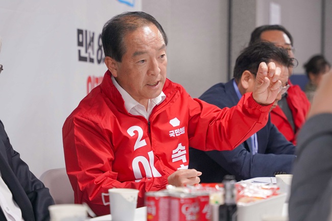 ▲ 이병선 속초시장 예비후보가 28일 복지 및 체육 분야 공약을 발표하고 있다. ⓒ이병선 후보 제공