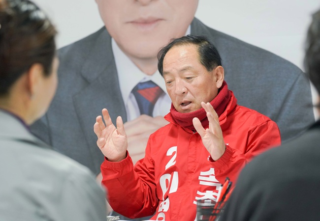 ▲ 이병선 속초시장 예비후보가 28일 복지 및 체육 분야 공약을 발표하고 있다. ⓒ이병선 후보 제공