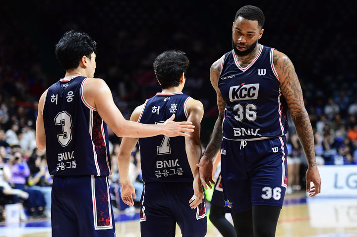 ▲ KCC가 정관장을 잡고 챔피언결정전 진출에 1승만을 남겨놨다.ⓒKBL 제공