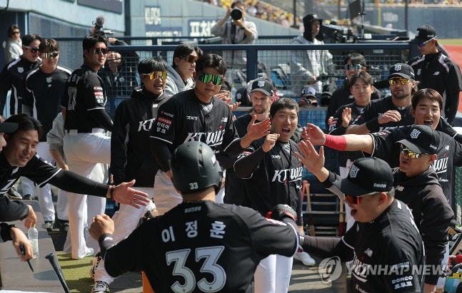 ▲ '김현수 더비'에서 김현수의 활약을 앞세워 kt가 LG를 잡았다.ⓒ연합뉴스 제공