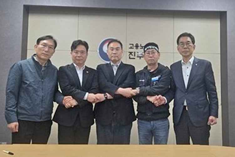 ▲ 잠정합의서 서명식 ⓒ연합뉴스