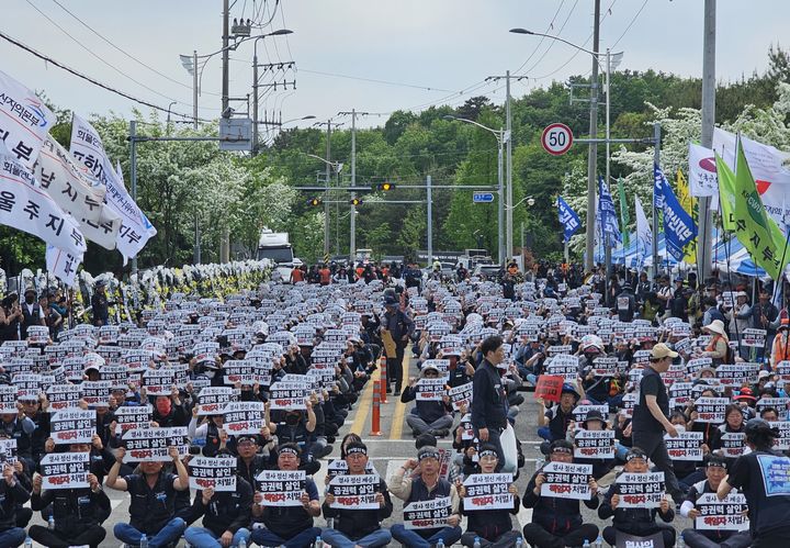 ▲ 민주노총 조합원들이 28일 CU진주물류센터 앞에서 '영호남권 결의대회'를 열고 구호를 외치고 있다. ⓒ뉴시스