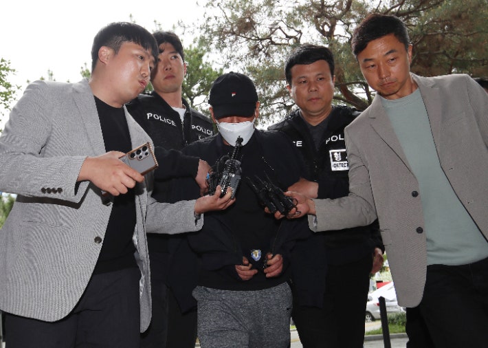 ▲ 화물연대본부 집회 현장에서 화물차를 몰아 노조원을 치어 숨지게 한 혐의(살인 등)를 받는 비조합원 운전자 A씨가 구속 전 피의자 심문(영장실질심사)을 받기 위해 23일 창원지법 진주지원에 출석하고 있다. ⓒ연합뉴스