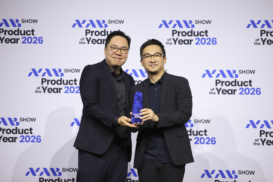 ▲ SK텔레콤은 세계 최대 규모의 방송·미디어·엔터테인먼트 전시회 ‘NAB 쇼 2026’에서 AI 미디어 커머스 설루션 ‘라이브 투 카트’로 ‘올해의 제품상’을 수상했다고 29일 밝혔다. 수상 후 기념사진을 촬영 중인(왼쪽부터) 김동원, 배주한 SKT 엔터프라이즈설루션개발팀 매니저의 모습. ⓒSKT