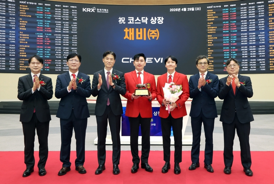 ▲ 정민교 채비 대표(왼쪽 네번째)와 최영훈 채비 대표(왼쪽 다섯번째) 등 관계자들이 29일 서울 영등포구 한국거래소에서 채비 상장기념식에 참석해 기념 촬영하고 있다. 
ⓒ한국거래소
