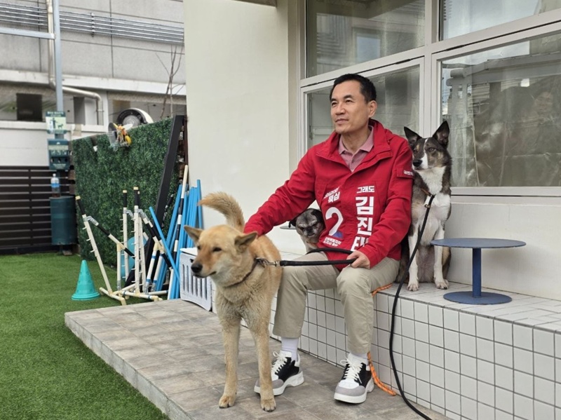▲ 김진태 강원특별자치도지사 후보가 28일 오후 춘천에 위치한 반려동물 카페에서 반려인들과 만나 '뚝심 이어달리기' 8호 공약을 발표했다. 김 후보는 이 자리에서 