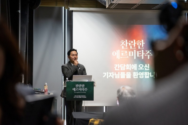 ▲ 지난 28일 열린 '찬란한 에르미타주' 기자간담회에서 전시 소개를 하고 있는 유민석 아트웍스 대표.ⓒ아트웍스