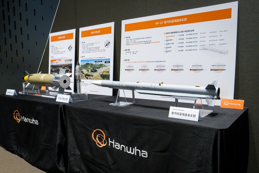 ▲ '한화에어로스페이스 테크 아카데미 2026'에서 전시된 '한국형 장거리 공대공 미사일' 모형 ⓒ한화에어로스페이스