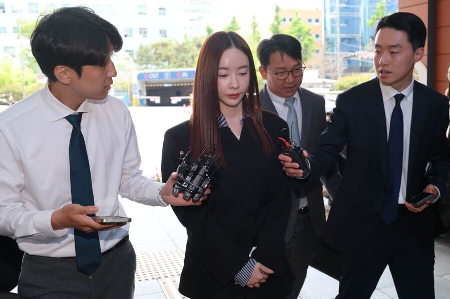 ▲ 필라테스 강사 겸 인플루언서 양정원이 29일 서울 강남구 강남경찰서에 사기 및 가맹사업법 위반 혐의 피의자 신분으로 출석하고 있다. ⓒ뉴시스