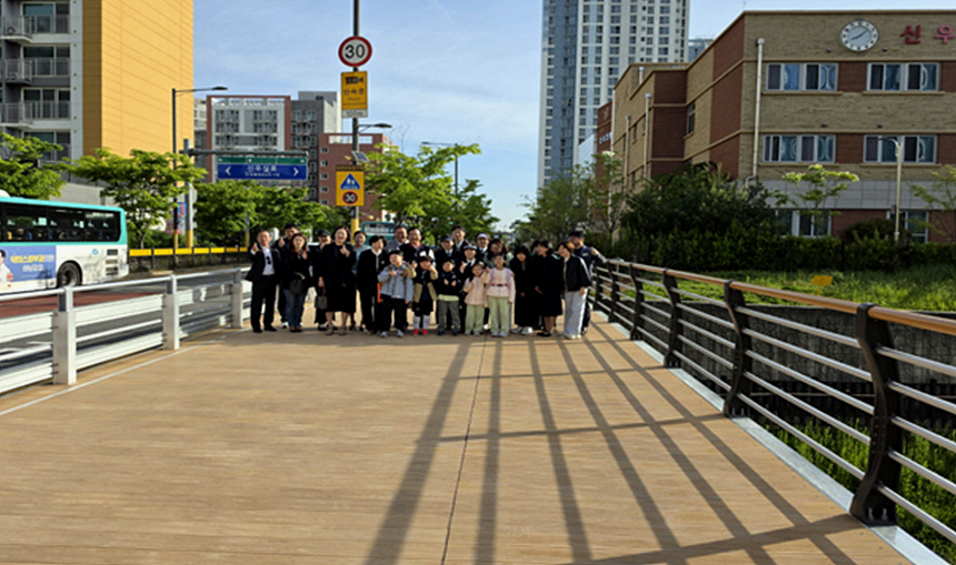 ▲ 하남시는 감일지구 신우초등학교 앞 벌말1교의 인도 확장 공사를 한달 앞당겨 개방했다 ⓒ하남시 제공