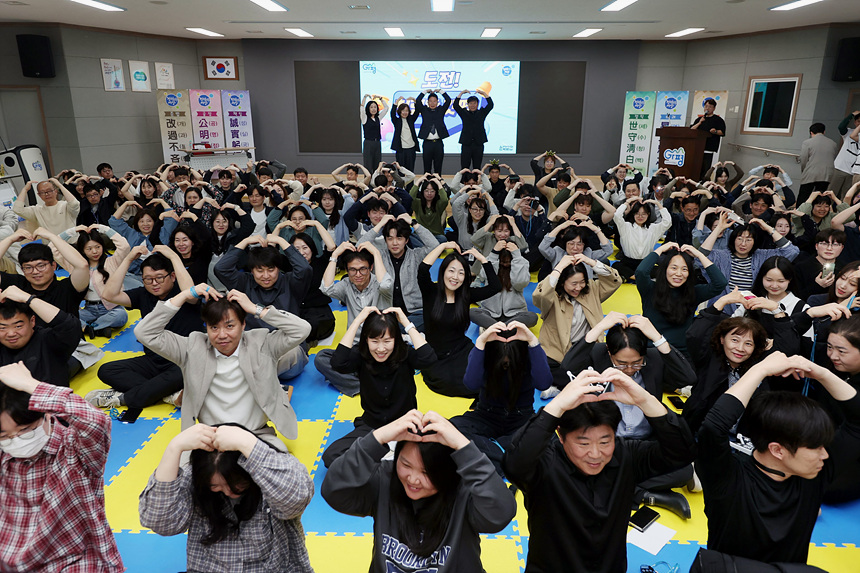 ▲ 퀴즈형 게임을 통해 청렴 지식을 익히는 ‘도전! 청렴왕 갓평’ 참가자들이 환호하고 있다 ⓒ가평군 제공