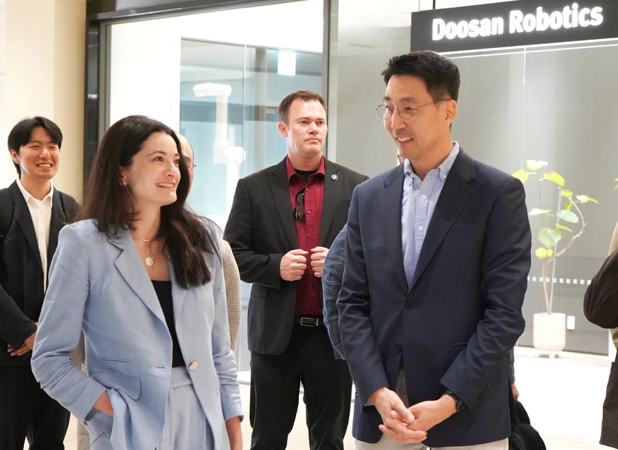 ▲ 두산로보틱스 김민표 대표와 엔비디아 매디슨 황 수석 이사가 대화를 나누고 있다.ⓒ두산로보틱스