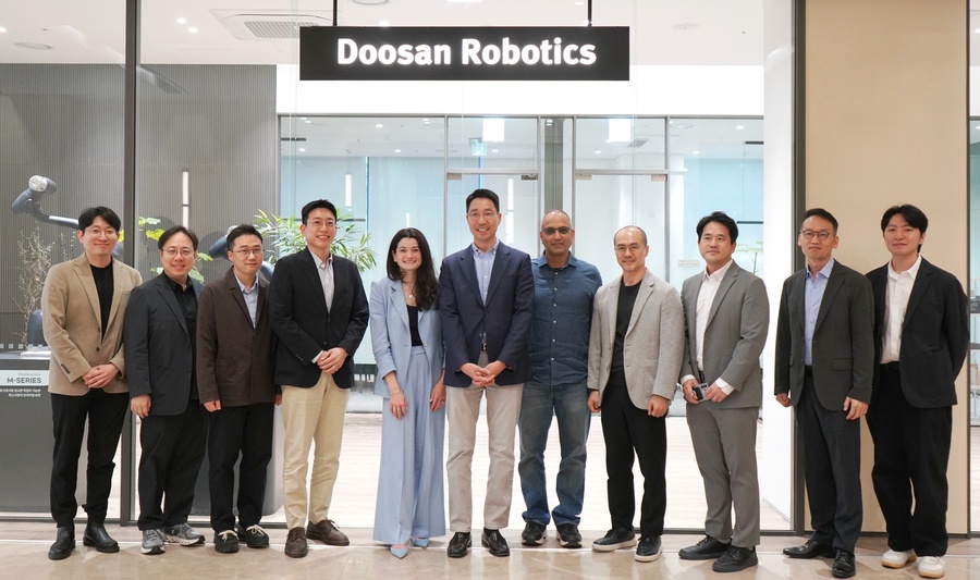 ▲ 두산로보틱스 김민표 대표(왼쪽 여섯째)와 엔비디아 매디슨 황 수석 이사(왼쪽 다섯째)가 관계자들과 기념사진을 촬영하고 있다.ⓒ두산로보틱스