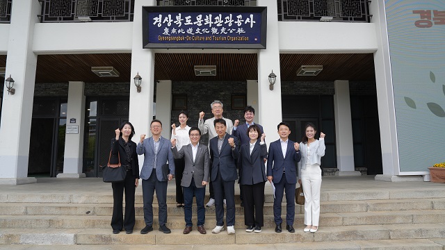 ▲ 경북문화관광공사와 한국관광공사 사장 및 직원이 기념촬영을 하고 있다.ⓒ경북관광공사