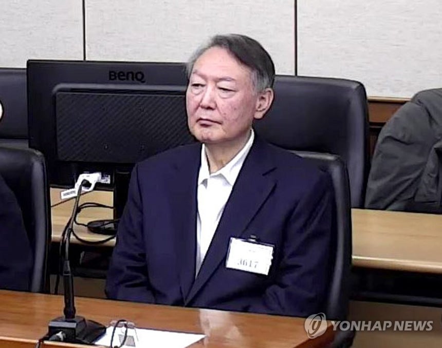 ▲ 윤석열 전 대통령이 지난 1월 16일 서울 서초구 서울중앙지방법원에서 열린 특수공무집행방해, 범인도피교사, 직권남용 권리행사방해 혐의 등 사건에 대한 1심 선고 공판에 출석해 피고인석에 앉아 있다. ⓒ연합뉴스