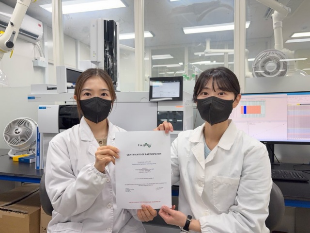 ▲ 연구원들이 잔류농약 분석 국제숙련도 평가 인증서를 들고 기념촬영을 하고 있다ⓒ화성시농업기술센터 제공