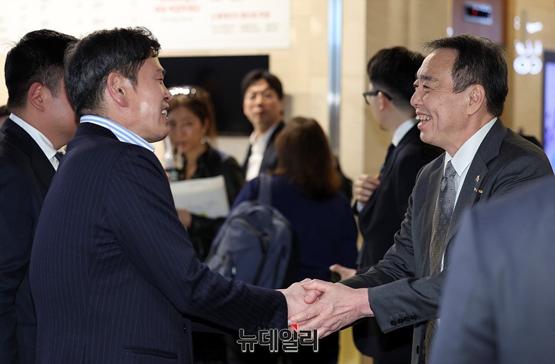 ▲ 정용진 신세계그룹 회장이 미즈시마 고이치 일본대사와 인사를 나누고 있다.ⓒ서성진 기자