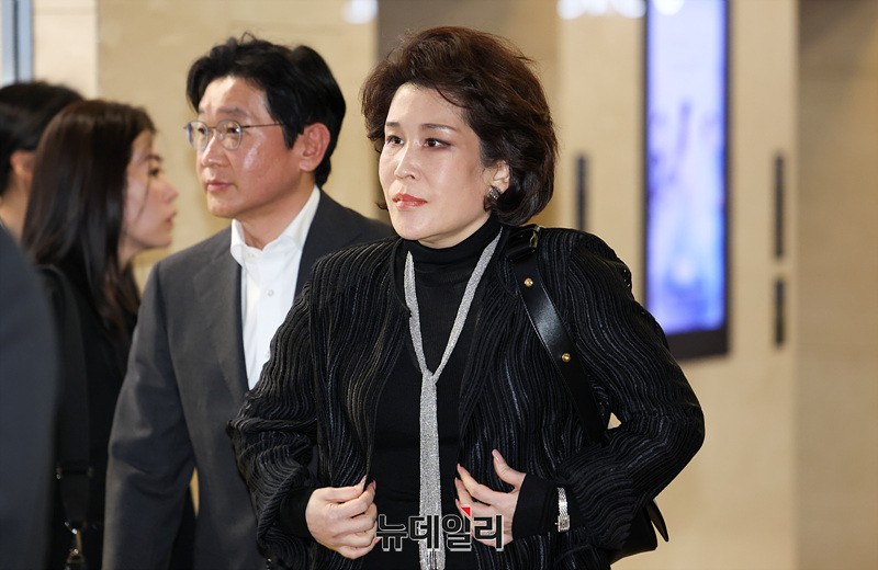 ▲ 정유경 신세계 회장과 배우자인 문성욱 신세계라이브쇼핑 대표이사가 콘서트홀에 들어서고 있다.ⓒ서성진 기자