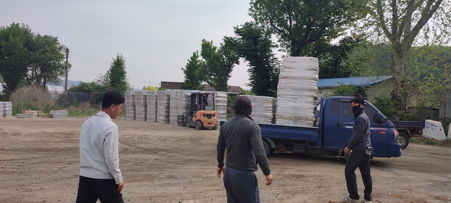 ▲ 경산시는 28일부터 관내 소 사육 농가 664호를 대상으로 ‘2026년도 상반기 축산농가 건초 지원사업’을 본격 추진한다.ⓒ경산시