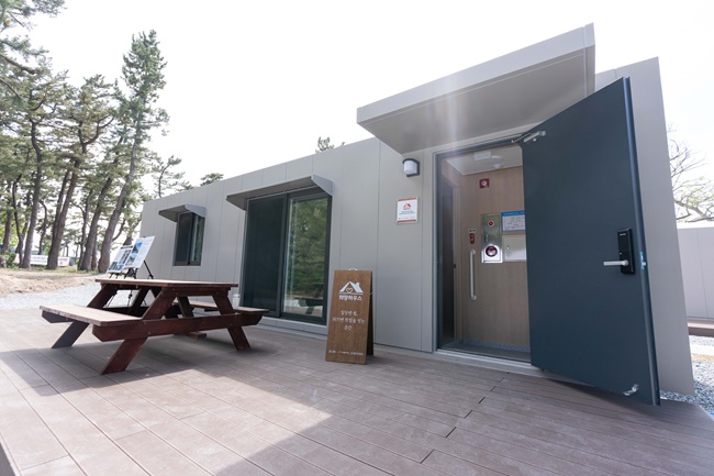 ▲ 강릉시 희망하우스 조성사업은 대형 산불이나 태풍 등 재난 발생 시 이재민에게 신속하게 임시 주거 공간을 제공해 주거 안정성을 확보하고, 재난이 없는 평상시에는 관광객을 위한 생활숙박시설로 활용해 지역경제에 기여하는 강릉시의 혁신적인 재난대응 체계 구축 사업이다. ⓒ강릉시