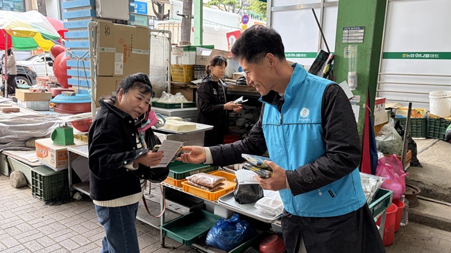 ▲ 한국남부발전(주) 삼척빛드림본부가 제25주년 사창립을 맞아 지난 28일 삼척중앙시장 일원에서 ESG 경영실천과 청렴문화 확산을 위한 캠페인을 전개했다. 임경규 본부장은 
