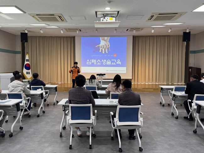 ▲ 북부지방산림청(청장 송준호)이 29일 북부지방산림청 대회의실에서 관리감독자 및 안전보건 담당자의 역량 강화를 위한 산림안전보건 전문기관 집체교육을 실시했다. ⓒ북부지방산림청