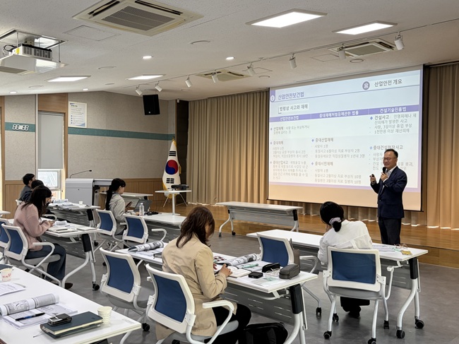 ▲ 북부지방산림청(청장 송준호)이 29일 북부지방산림청 대회의실에서 관리감독자 및 안전보건 담당자의 역량 강화를 위한 산림안전보건 전문기관 집체교육을 실시했다. ⓒ북부지방산림청