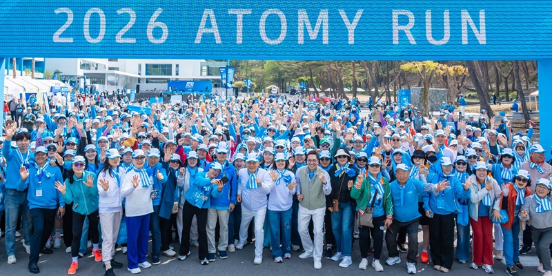 ▲ 애터미 회원들이 ‘2026 애터미런’ 행사에 참여해 기념촬영을 하고 있다. 중앙에 박한길 회장, 오른쪽에 도경희 부회장과 이승화 콜마비앤에이치 대표가 자리했다.ⓒ애터미