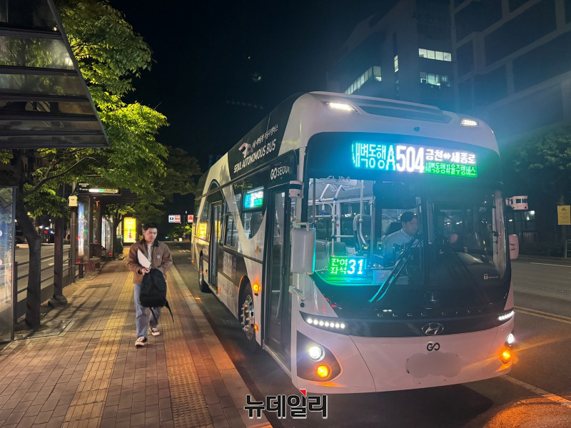 ▲ 30일 오전 3시 30분 차고지에서 출발한 A504 자율주행버스가 서울 금천구청·금천경찰서 정류장에 도착했다. ⓒ임찬웅 기자