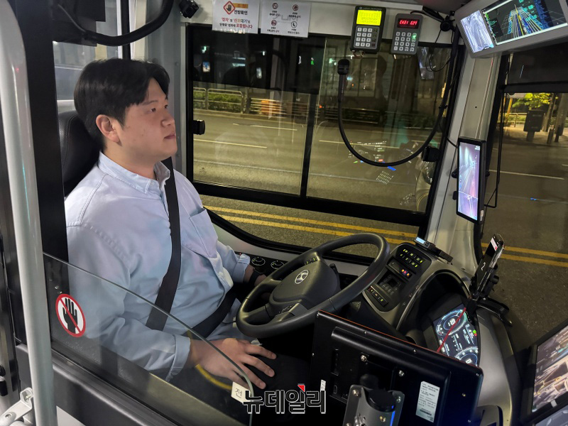 ▲ 30일 오전 A504 자율주행버스를 운행 중인 최성문씨가 본지 질문에 답하고 있다. ⓒ임찬웅 기자