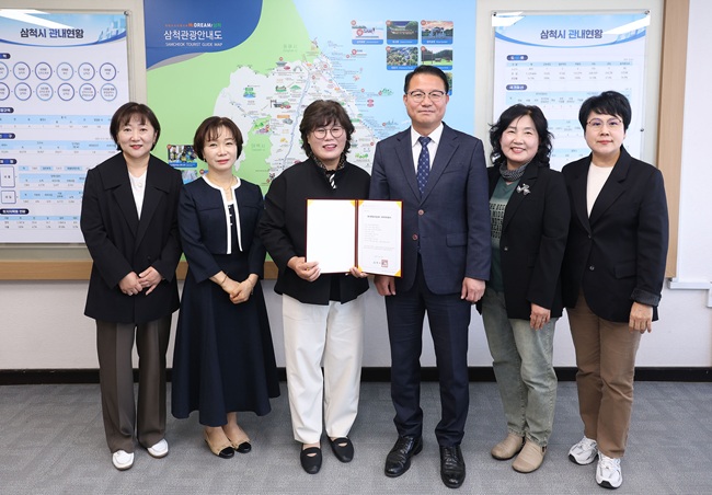 ▲ 삼척시가 지난 29일 김광철 부시장 집무실에서 위탁계약 증서 전달식을 개최했다. ⓒ삼척시