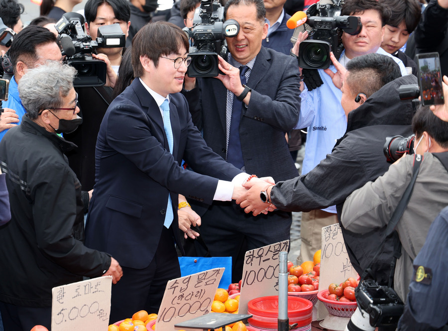 ▲ 하정우 전 청와대 AI미래기획수석이 지난 29일 부산 북구 구포시장에서 상인과 인사한 뒤 과일을 구입하고 있다. 하 전 수석은 전재수 더불어민주당 부산시장 후보의 지역구인 부산 북갑 보궐선거에 출마할 예정이다.  ⓒ뉴시스