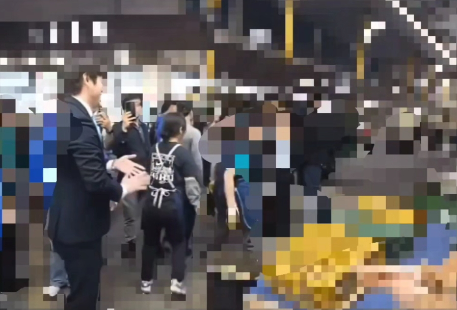 ▲ 부산 북구갑 보궐선거 출마를 공식화한 하정우 전 청와대 수석이 지난 29일 부산 구포시장 방문 도중 상인과 악수한 직후 손을 털어내고 있는 모습. ⓒ유튜브 '황기자TV' 캡쳐