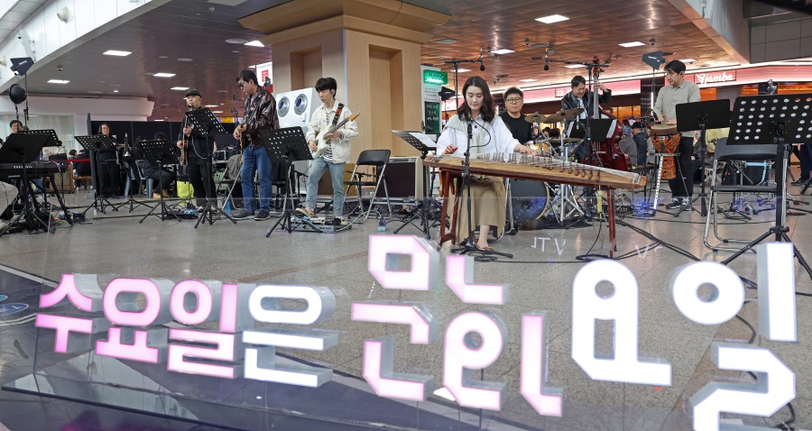 ▲ 최휘영 문화체육관광부 장관이 지난 1일 '문화가 있는 날'의 매주 수요일 확대 시행을 기념해 서울역에서 열린 '수요일은 문화요일, 문화로 놀자!' 공연에서 직접 기타 연주를 하고 있다.ⓒ문체부