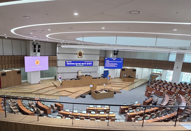 ▲ 제389회 임시회가 열린 경기도의회 본회의장이 30일 텅 비어있다. ⓒ김현우기자