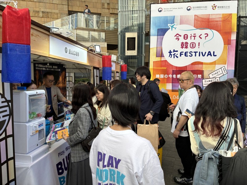 ▲ 지난 11일 도쿄 롯폰기힐스 아레나 행사장에서 진행된 'K-관광 로드쇼'를 찾은 일본인 관람객들이 한국 관광 홍보부스를 둘러보고 있다.ⓒ한국관광공사