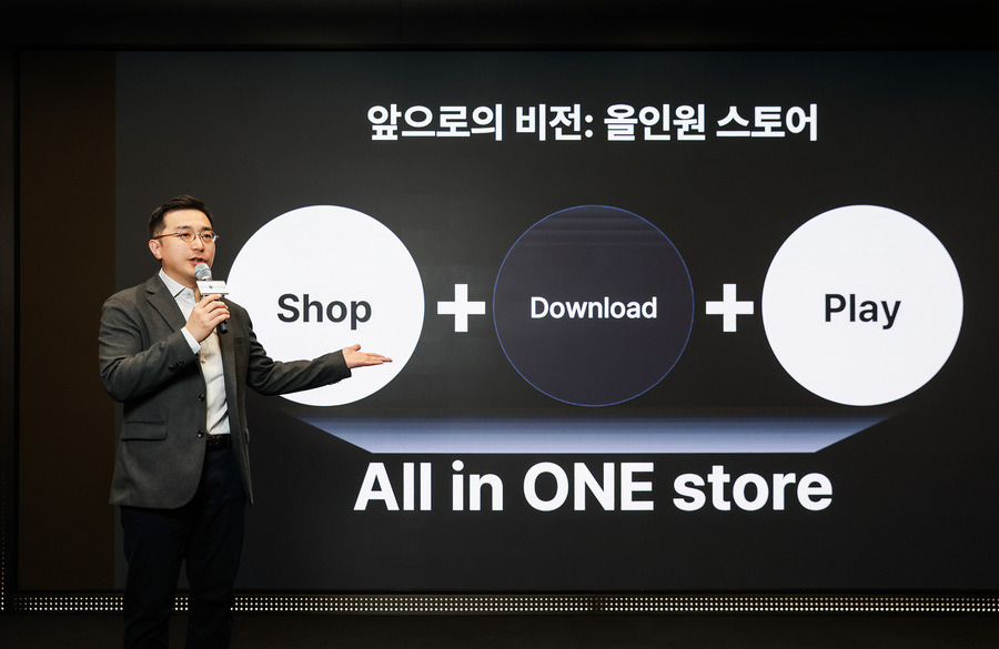 ▲ 박태영 원스토어 대표가 30일 서울 중구 SKT타워 수펙스홀에서 개최된 '원스토어 창립 10주년 기념 기자간담회'에서 ‘올인원 스토어’ 비전을 선포하고 있다. ⓒ원스토어