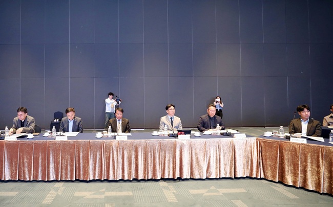 ▲ 강원랜드가 30일 정선 본사에서 남한규 직무대행을 포함한 확대간부회의를 열었다. 좌측에서 세번째가 남한규 대표이사 직무대행. ⓒ강원랜드