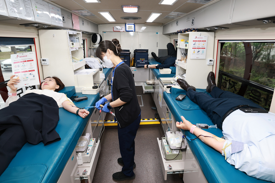 ▲ 28일 수성동 본점에서 헌혈을 하고 있는 임직원들.ⓒIM뱅크